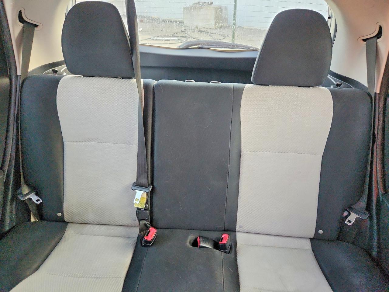 2012 Toyota Yaris 5-door Le Silver vin: JTDKTUD37CD521676