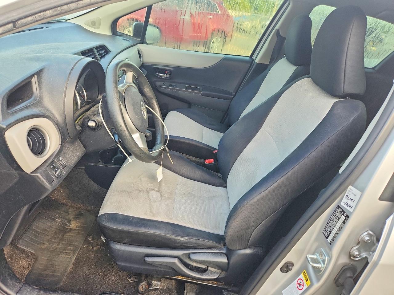2012 Toyota Yaris 5-door Le Silver vin: JTDKTUD37CD521676