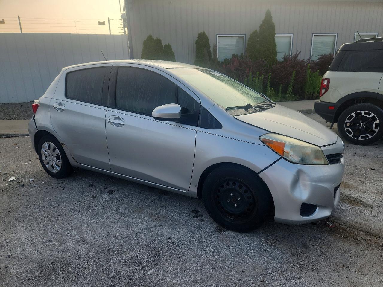2012 Toyota Yaris 5-door Le Silver vin: JTDKTUD37CD521676