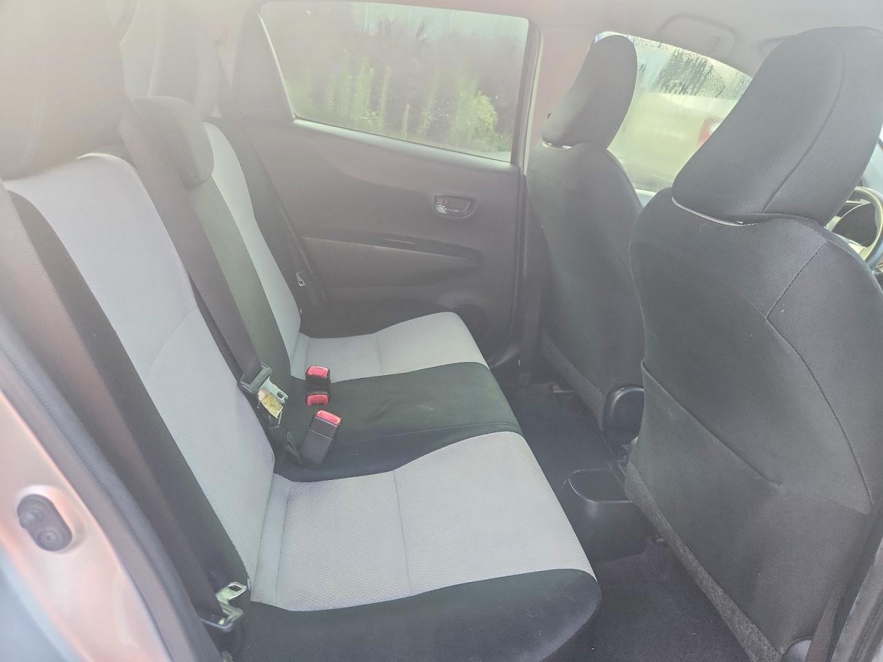 2012 Toyota Yaris 5-door Le Silver vin: JTDKTUD37CD521676