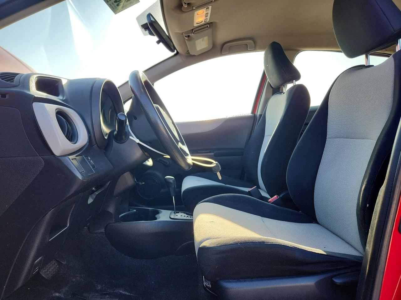 2012 Toyota Yaris 5-door L Red vin: JTDKTUD37CD530944