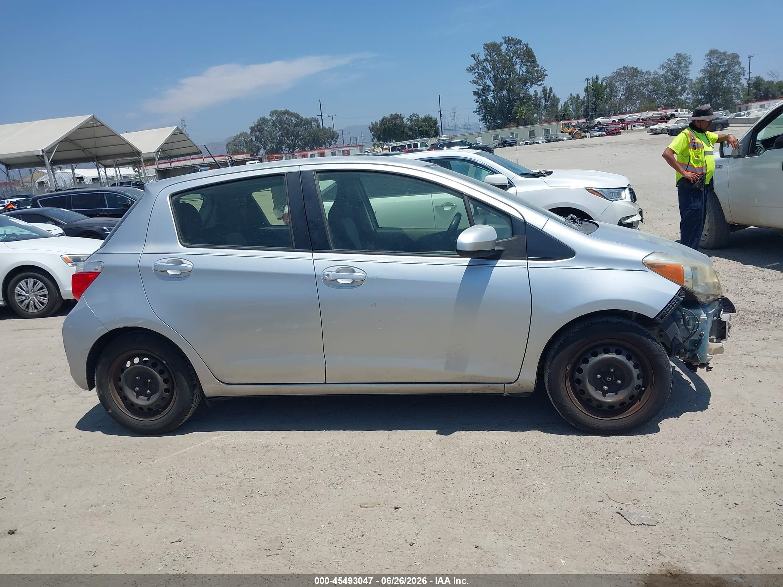 2012 Toyota Yaris Le Серебряный vin: JTDKTUD37CD531589