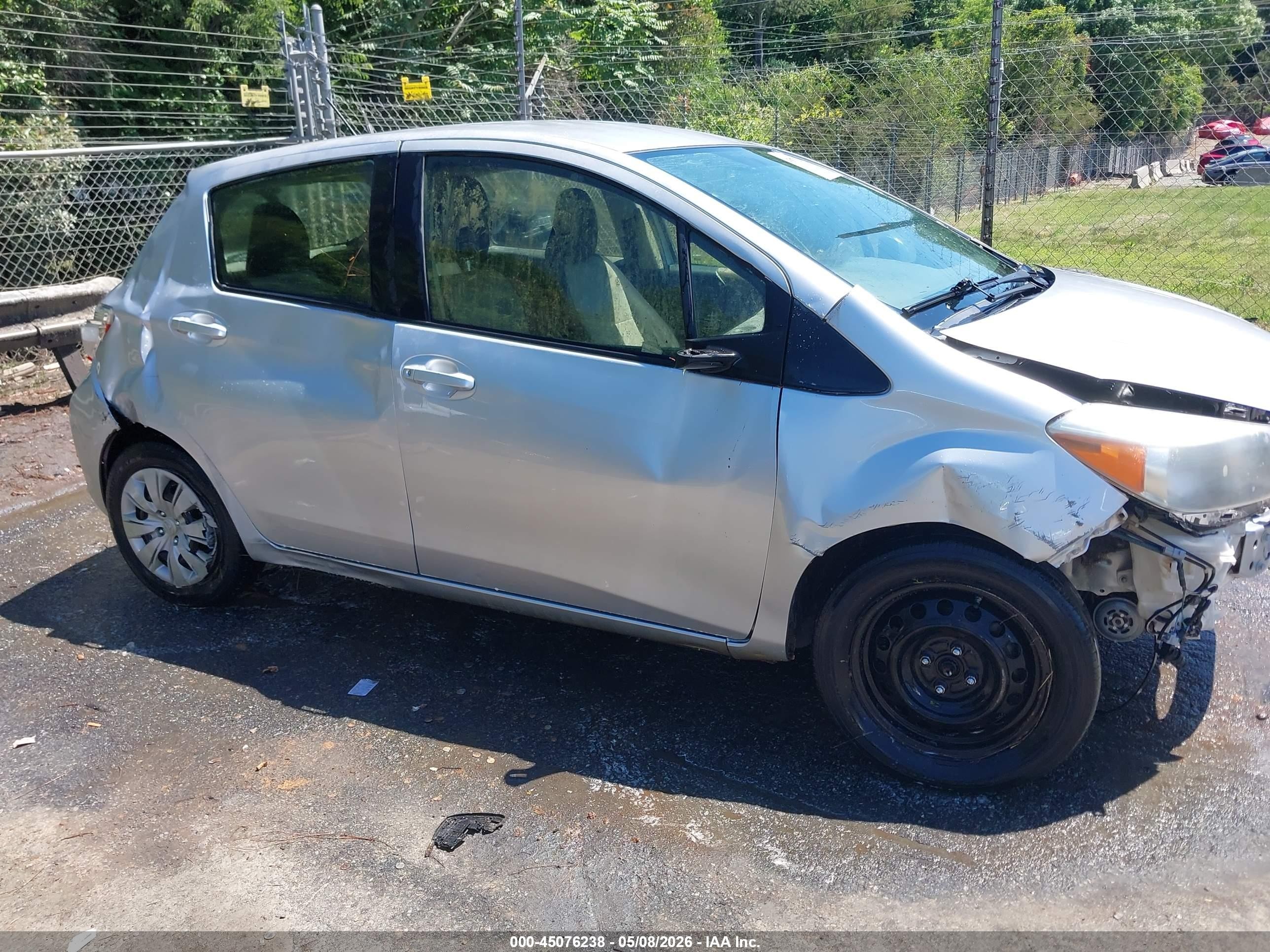 2013 Toyota Yaris Le Silver vin: JTDKTUD37DD549575