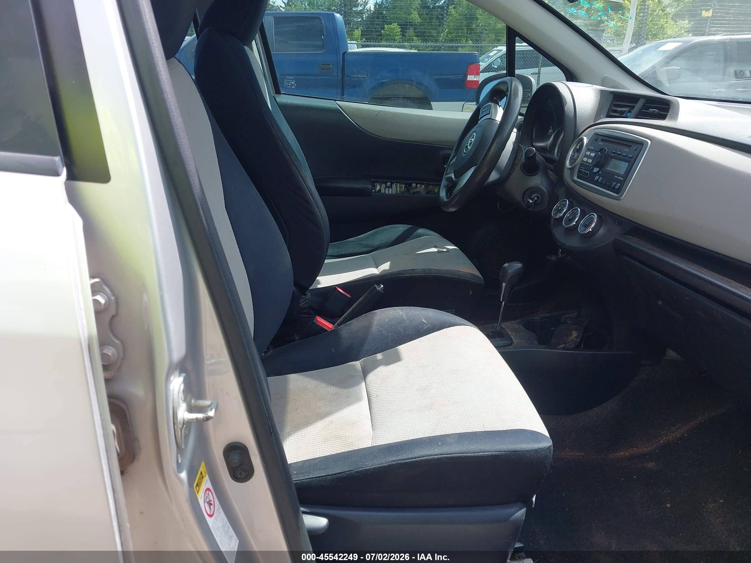 2012 Toyota Yaris Le Silver vin: JTDKTUD38CD502795