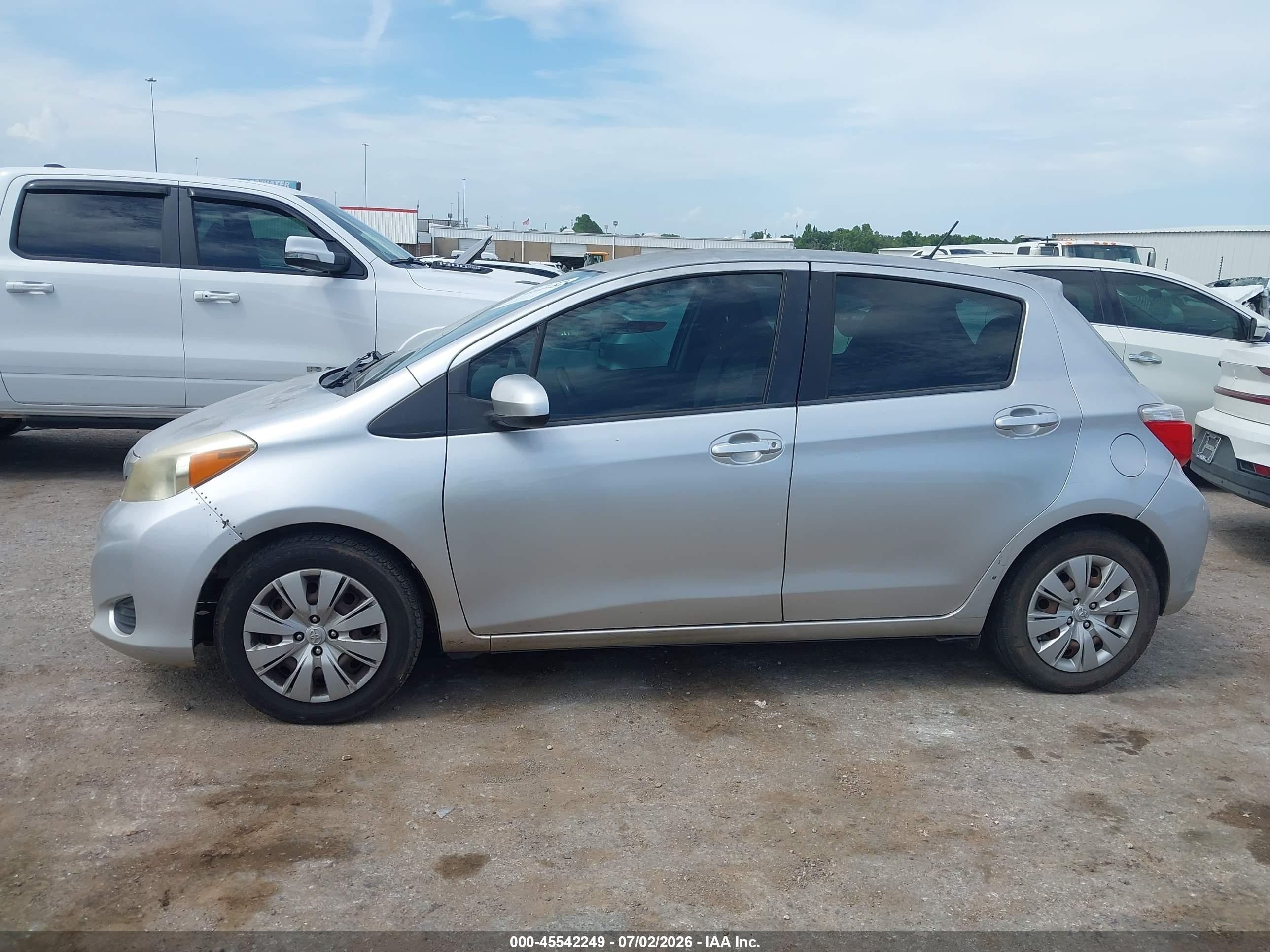 2012 Toyota Yaris Le Silver vin: JTDKTUD38CD502795