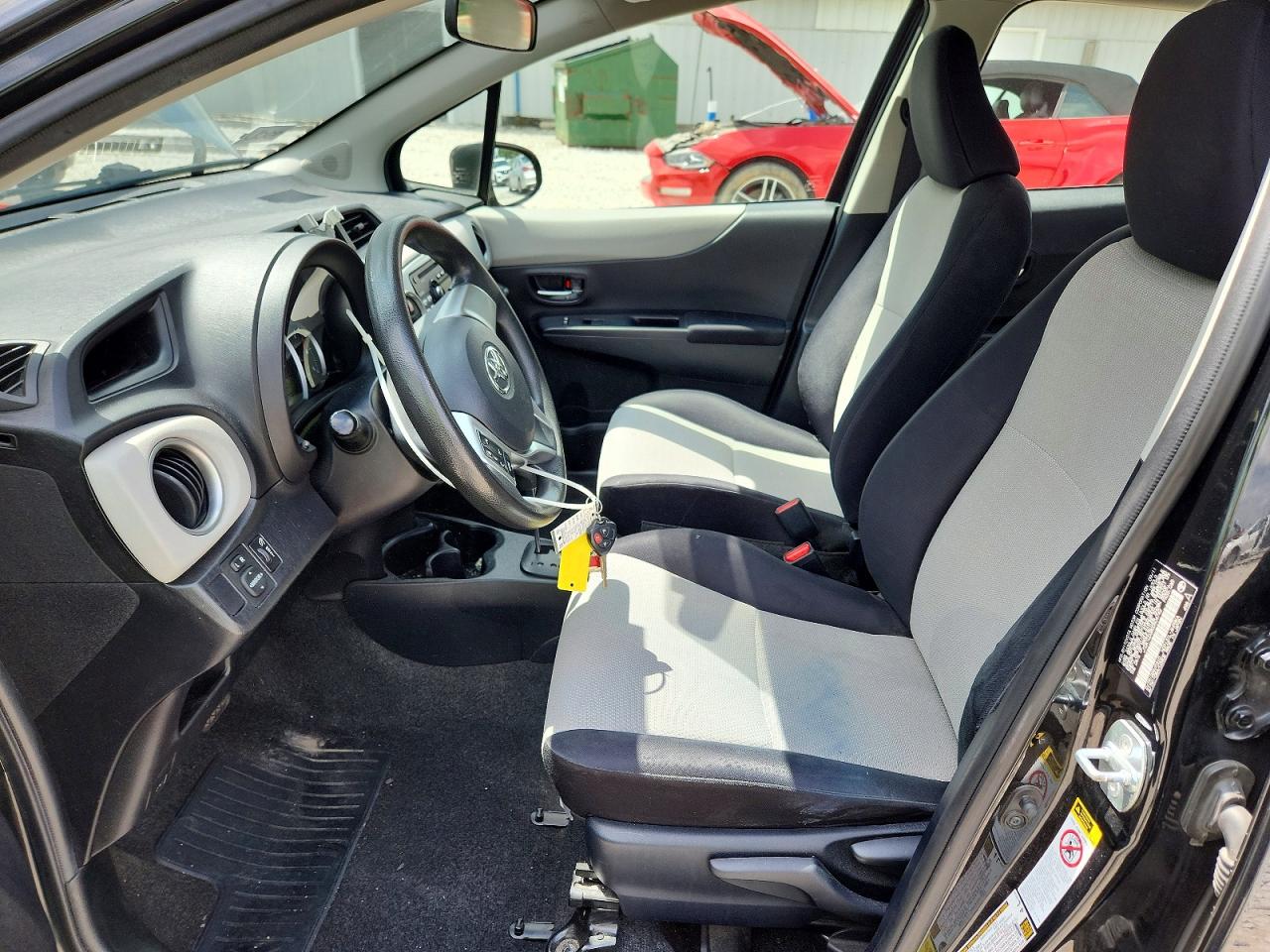 2012 Toyota Yaris 5-door Le Черный vin: JTDKTUD38CD504742