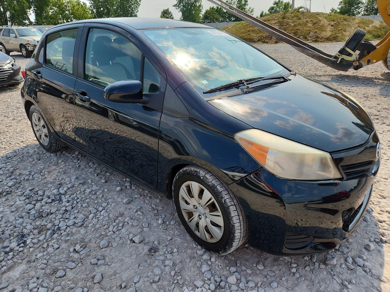 2012 Toyota Yaris 5-door Le Black vin: JTDKTUD38CD508936