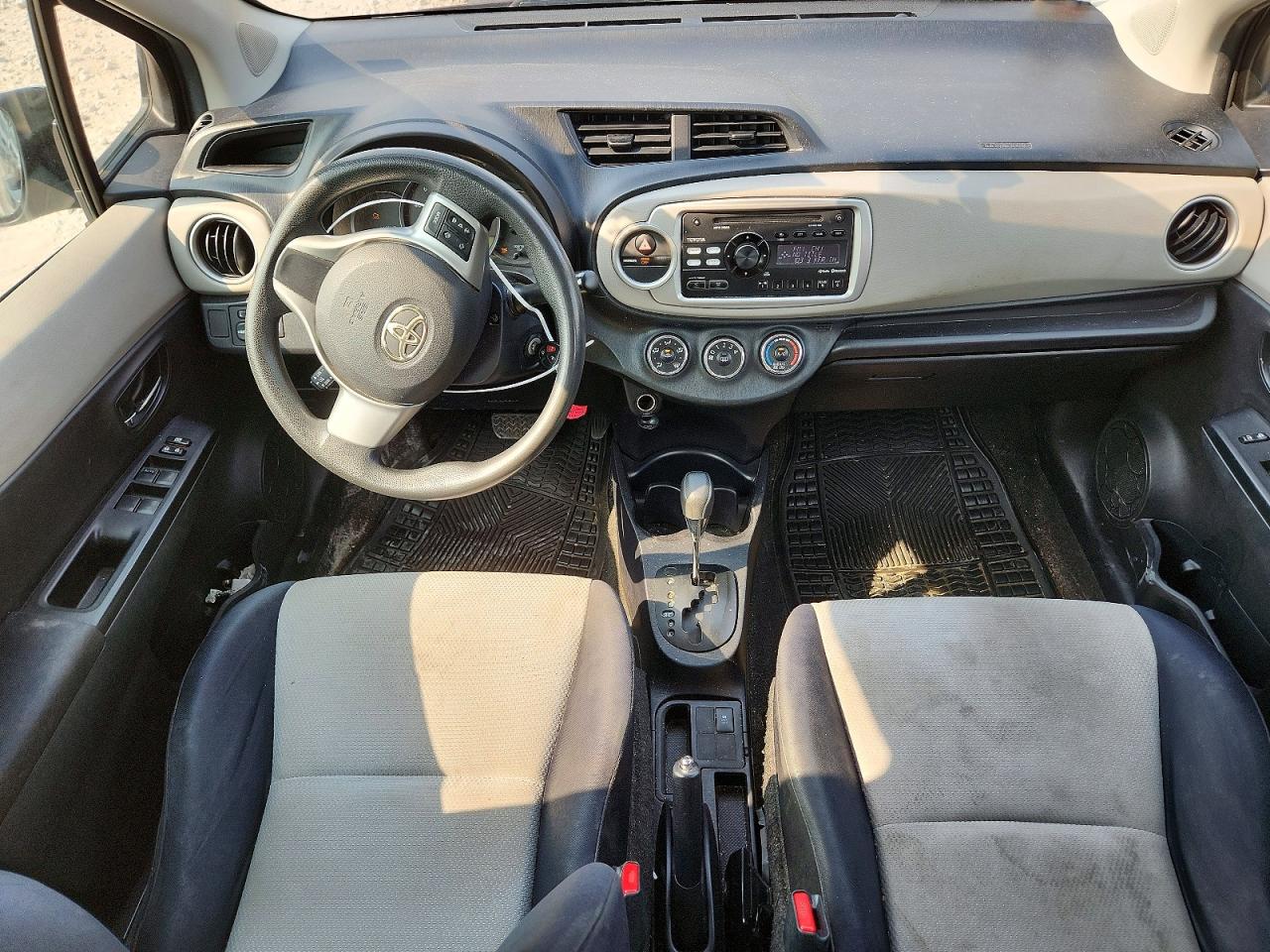 2012 Toyota Yaris 5-door Le Black vin: JTDKTUD38CD508936