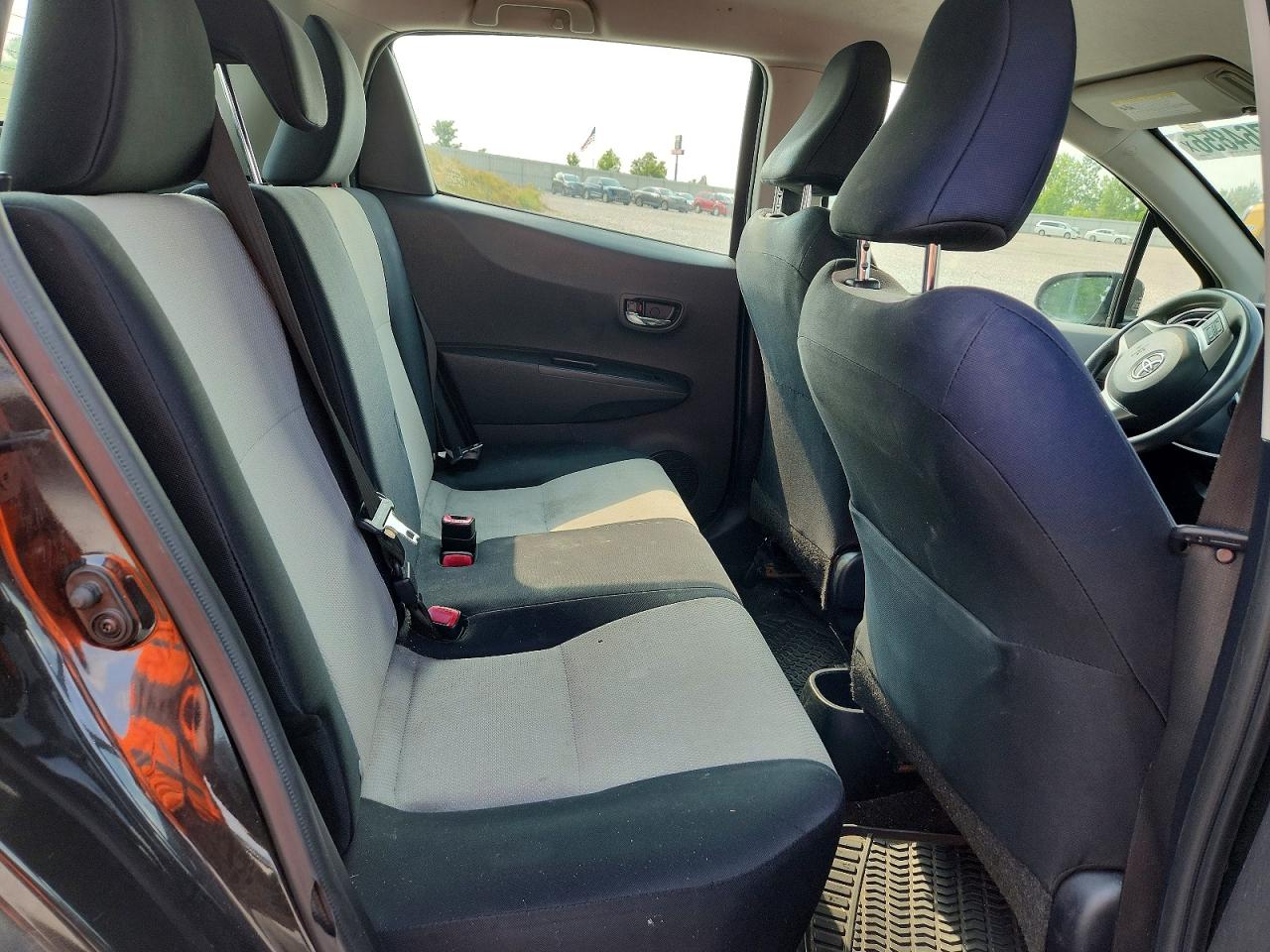 2012 Toyota Yaris 5-door Le Black vin: JTDKTUD38CD508936