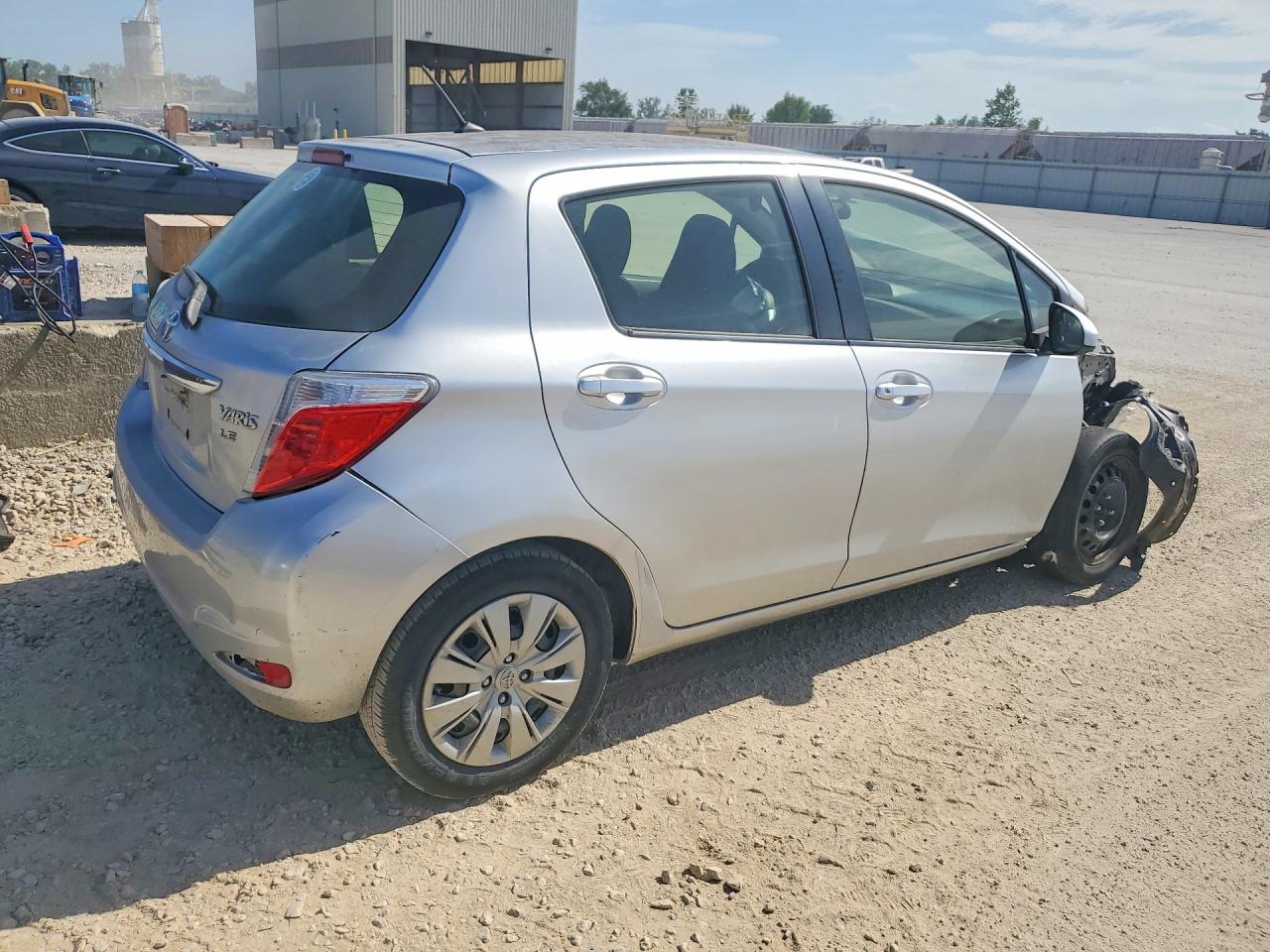 2012 Toyota Yaris 5-door Le Silver vin: JTDKTUD38CD524196