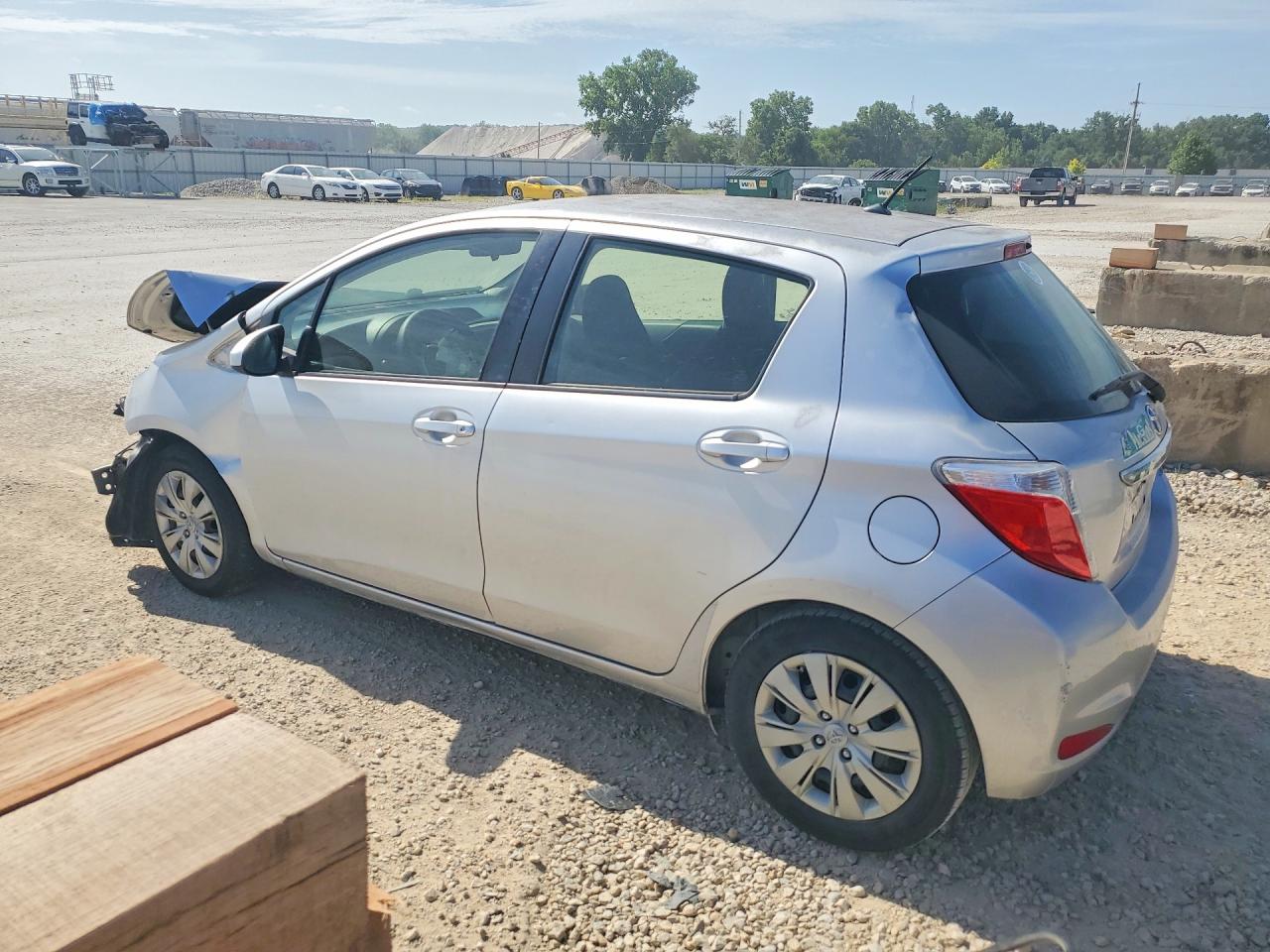 2012 Toyota Yaris 5-door Le Silver vin: JTDKTUD38CD524196