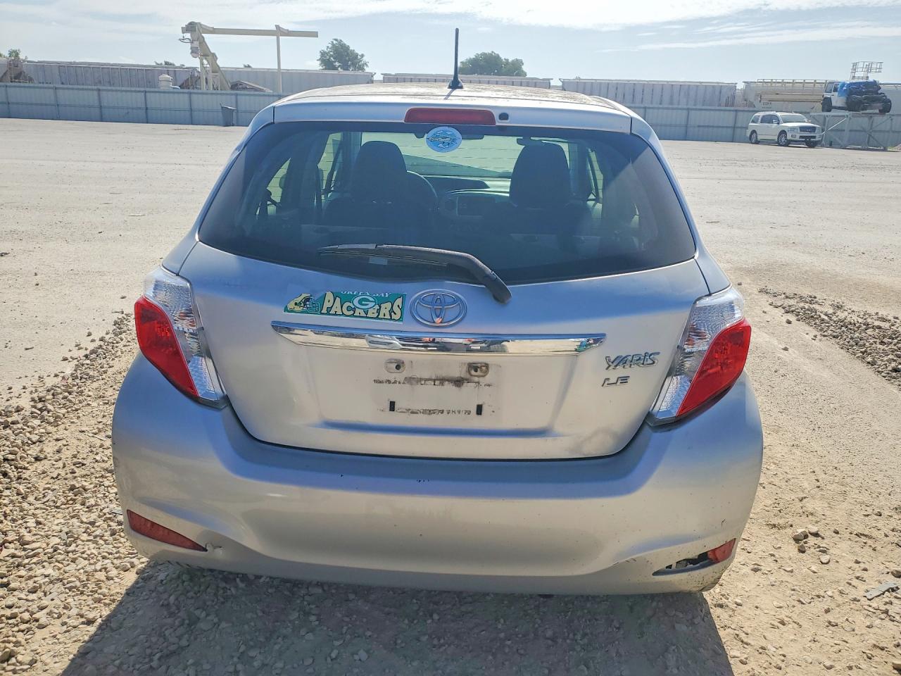 2012 Toyota Yaris 5-door Le Silver vin: JTDKTUD38CD524196