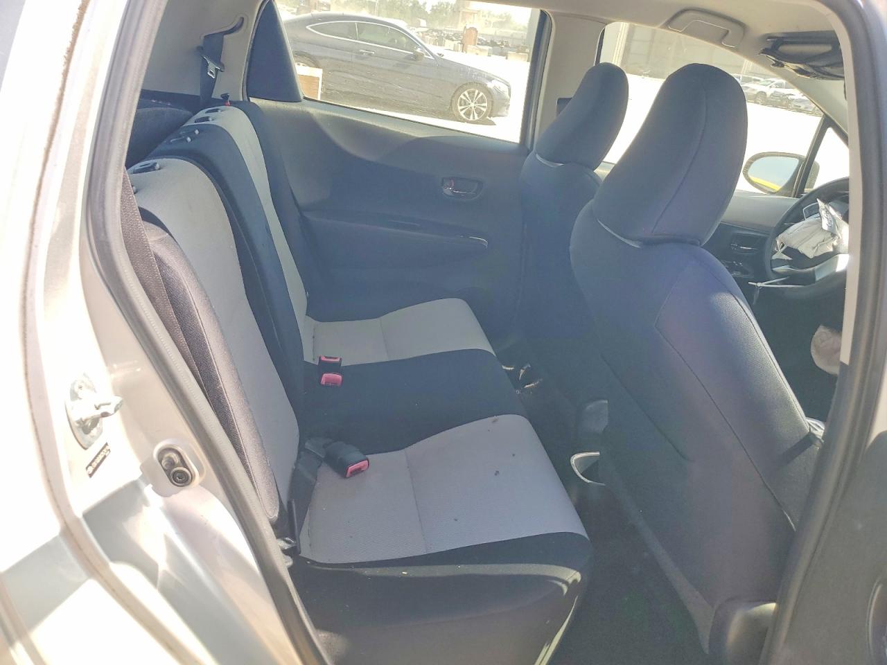 2012 Toyota Yaris 5-door Le Silver vin: JTDKTUD38CD524196
