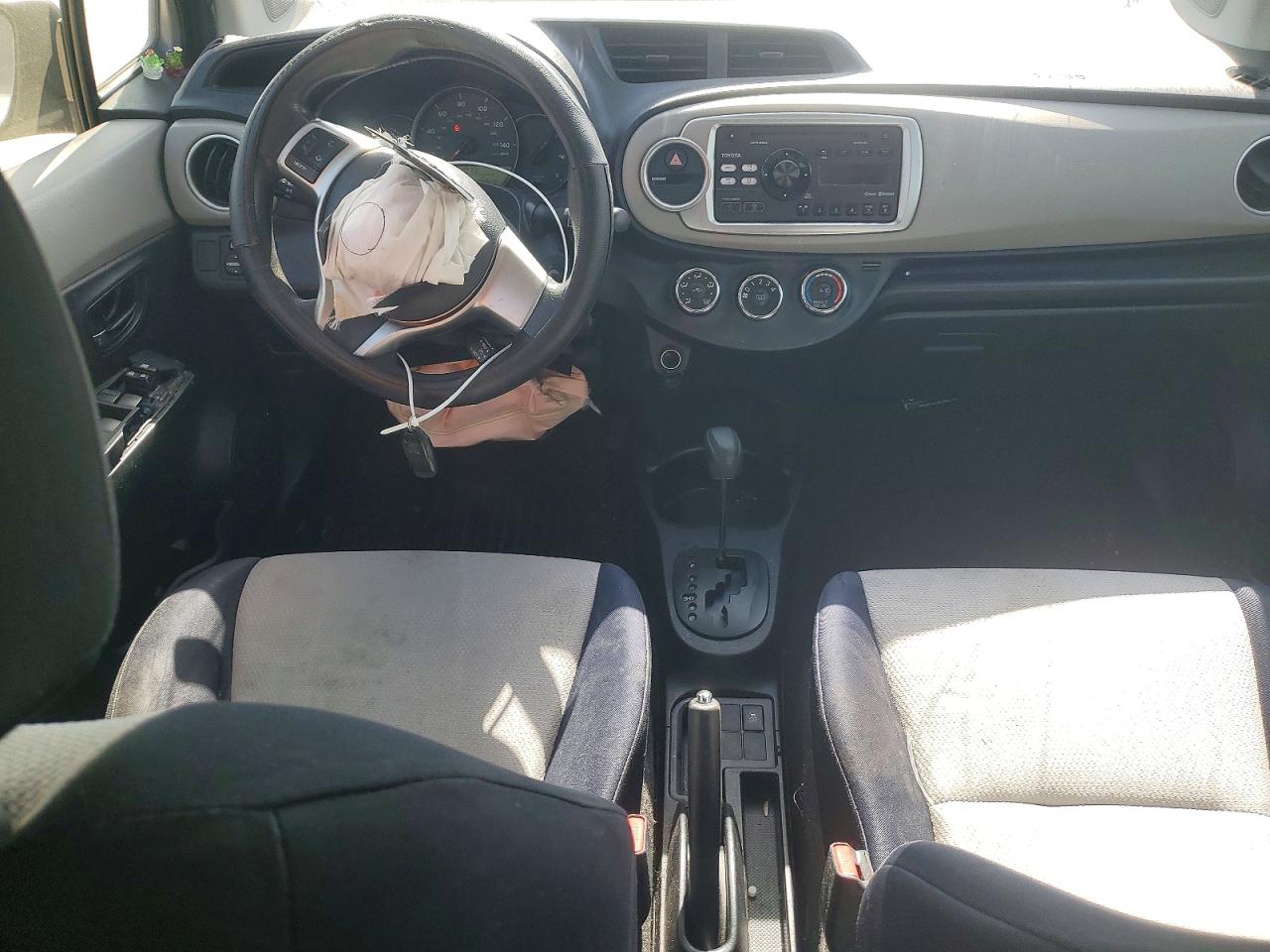 2012 Toyota Yaris 5-door Le Silver vin: JTDKTUD38CD524196