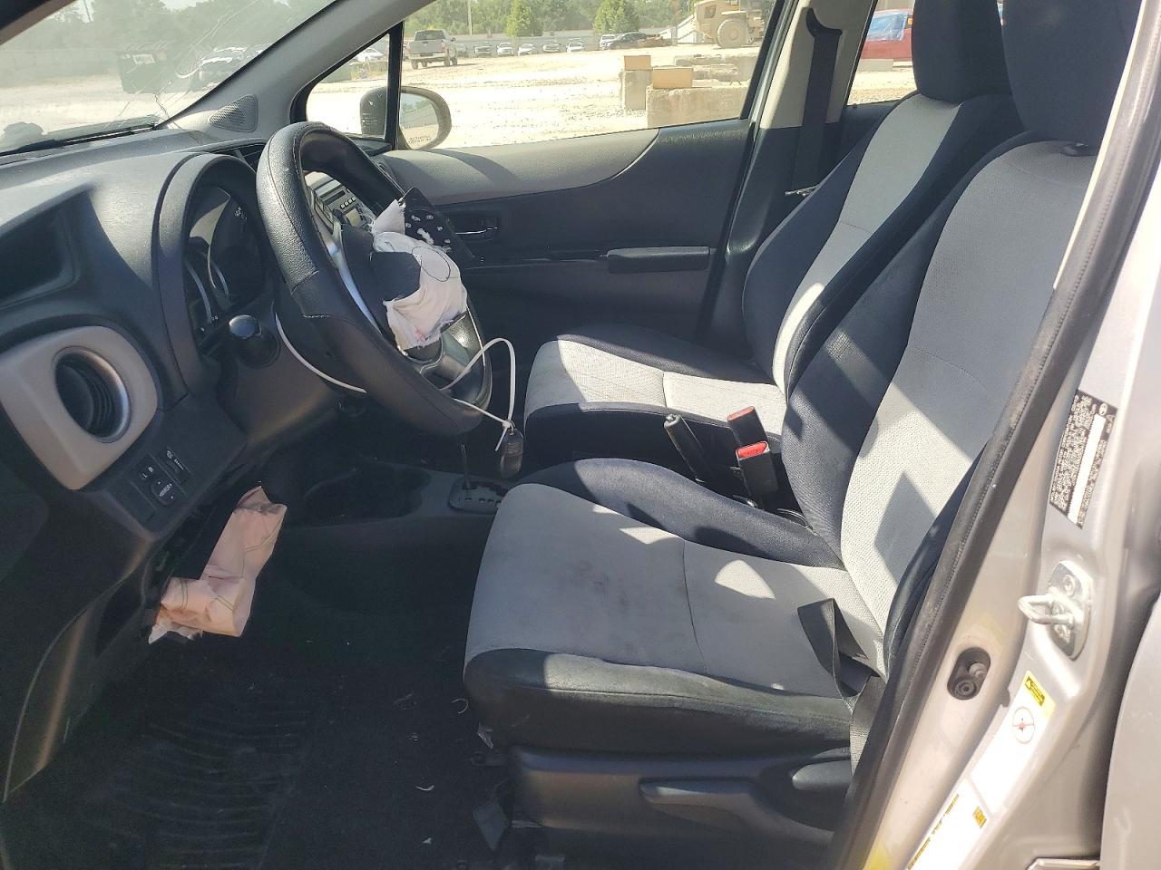 2012 Toyota Yaris 5-door Le Silver vin: JTDKTUD38CD524196