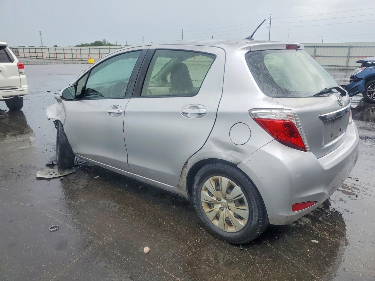 2012 Toyota Yaris 5-door Le Silver vin: JTDKTUD38CD531441