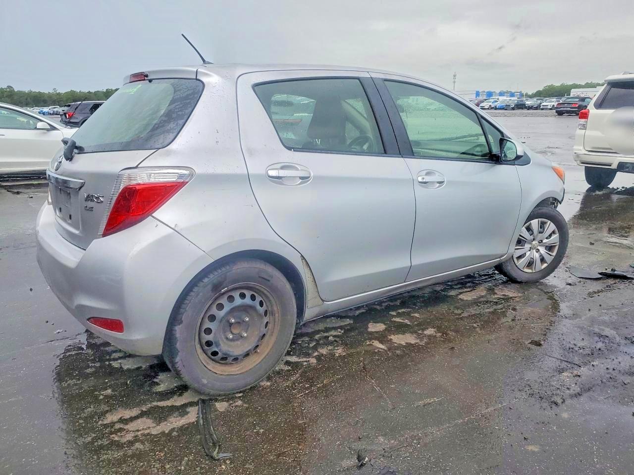 2012 Toyota Yaris 5-door Le Silver vin: JTDKTUD38CD531441