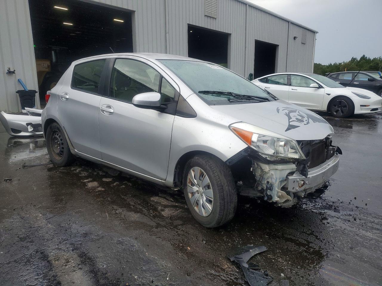 2012 Toyota Yaris 5-door Le Silver vin: JTDKTUD38CD531441