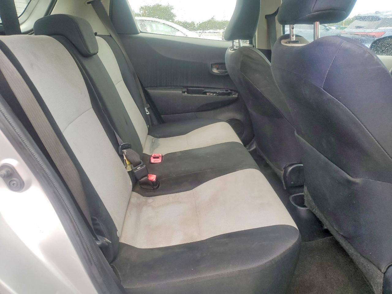 2012 Toyota Yaris 5-door Le Silver vin: JTDKTUD38CD531441