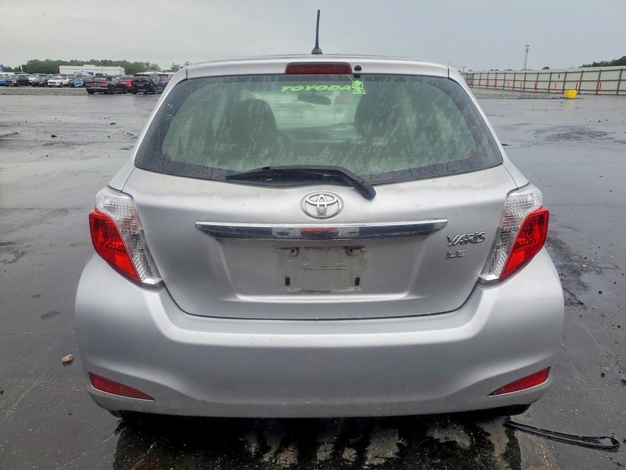 2012 Toyota Yaris 5-door Le Silver vin: JTDKTUD38CD531441