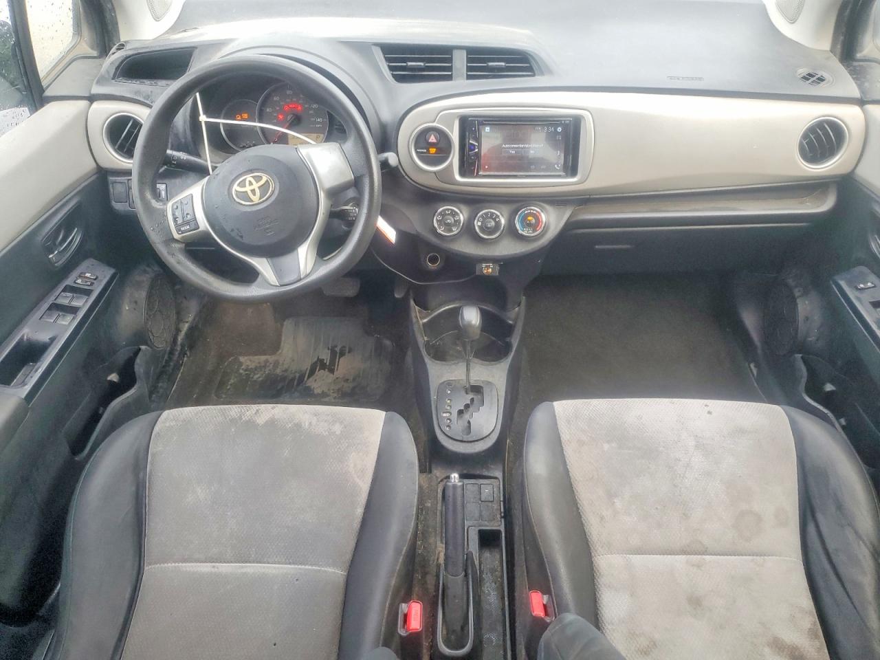 2012 Toyota Yaris 5-door Le Silver vin: JTDKTUD38CD531441