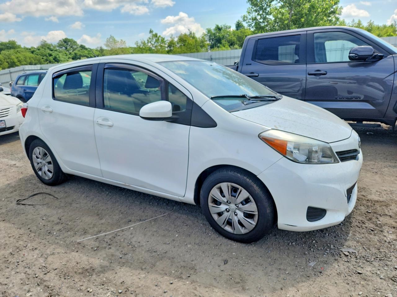 2012 Toyota Yaris 5-door L White vin: JTDKTUD38CD541161