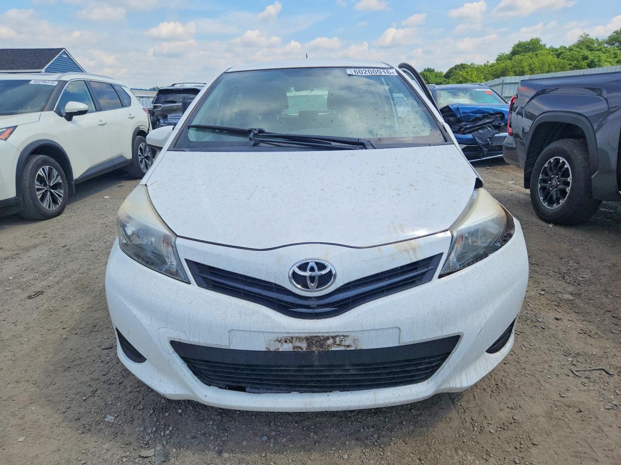 2012 Toyota Yaris 5-door L White vin: JTDKTUD38CD541161