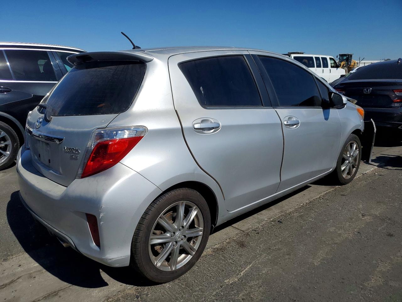 2013 Toyota Yaris 5-door Se Silver vin: JTDKTUD38DD548435
