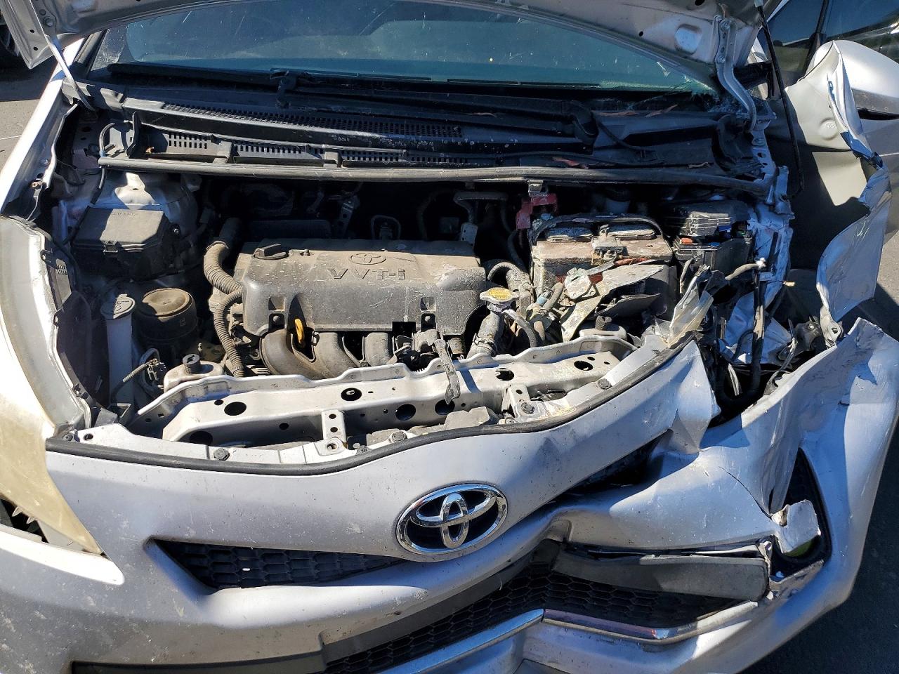2013 Toyota Yaris 5-door Se Silver vin: JTDKTUD38DD548435