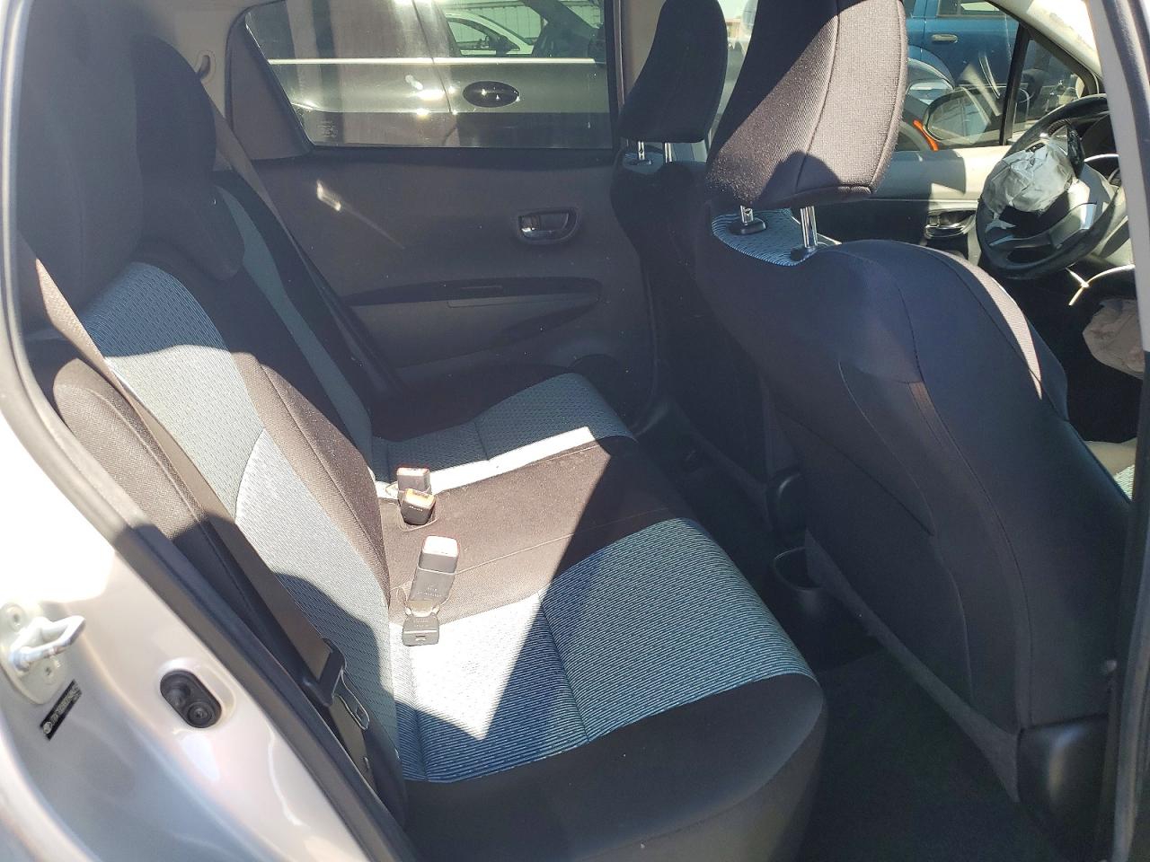 2013 Toyota Yaris 5-door Se Silver vin: JTDKTUD38DD548435