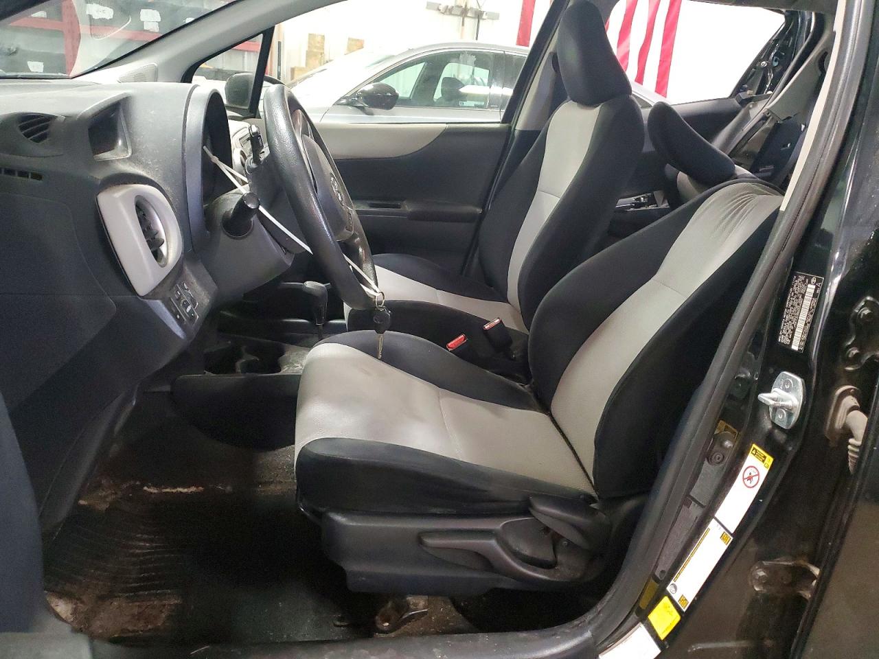 2013 Toyota Yaris 5-door Le Black vin: JTDKTUD38DD554283