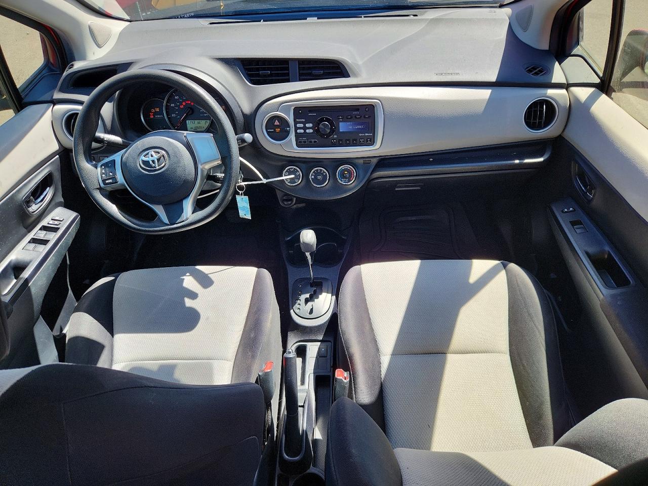 2013 Toyota Yaris 5-door Le Red vin: JTDKTUD38DD563534