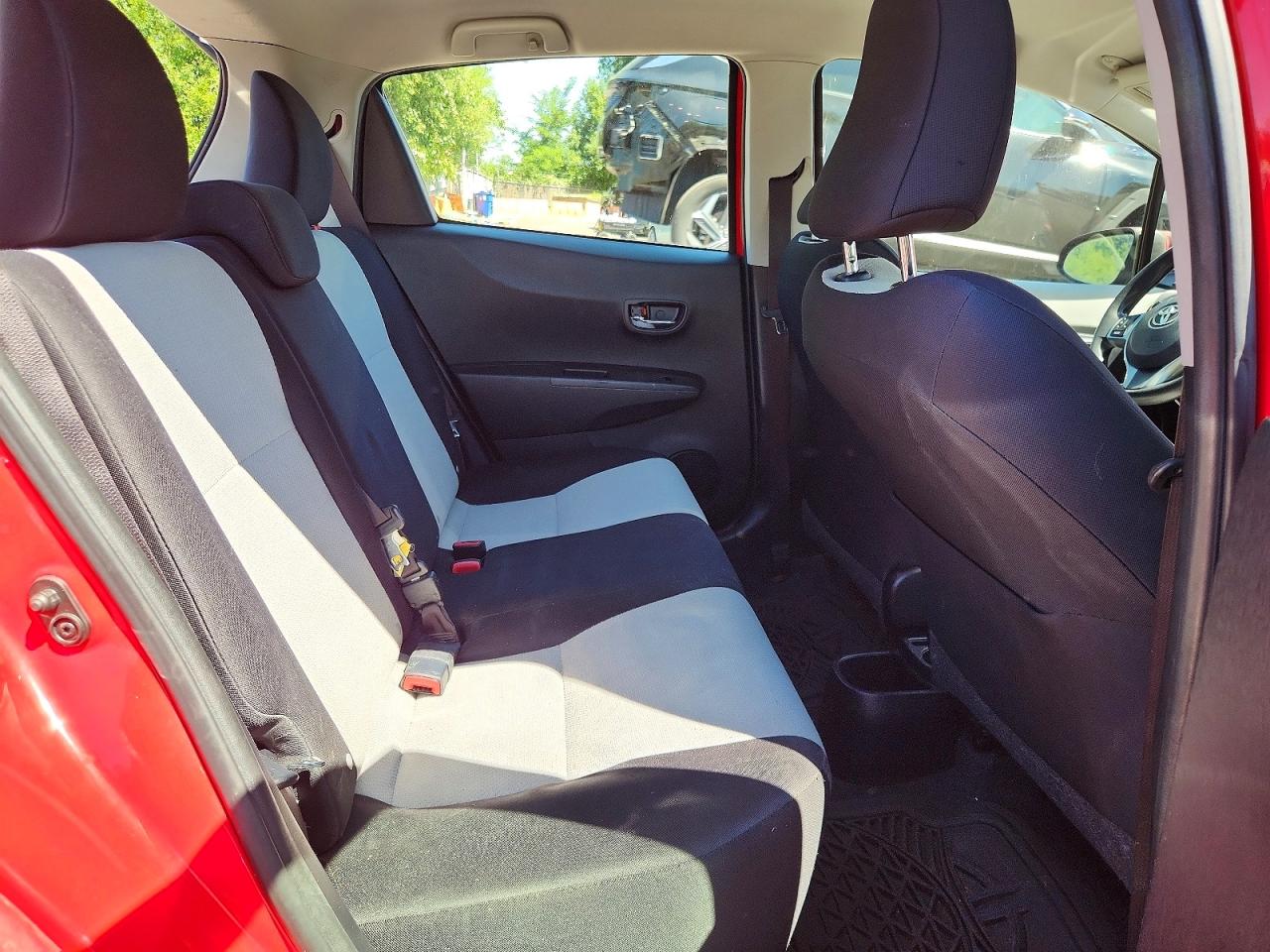 2013 Toyota Yaris 5-door Le Red vin: JTDKTUD38DD563534