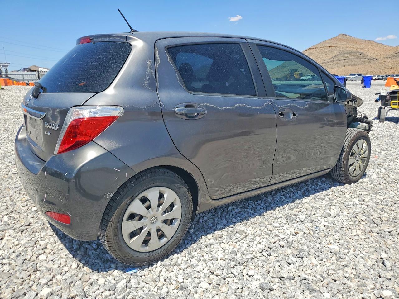 2012 Toyota Yaris 5-door Le Gray vin: JTDKTUD39CD518794