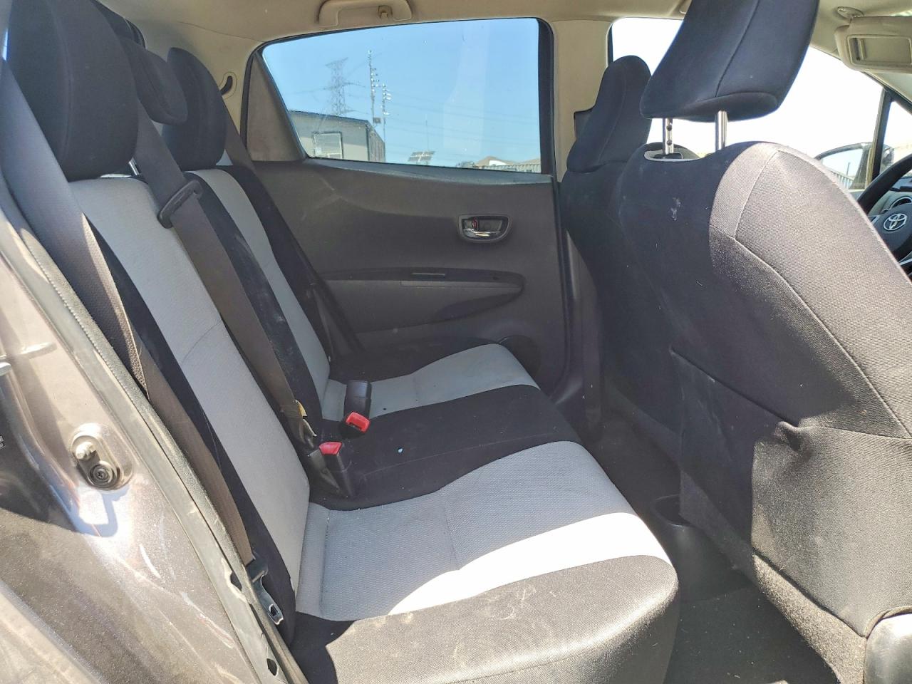 2012 Toyota Yaris 5-door Le Gray vin: JTDKTUD39CD518794