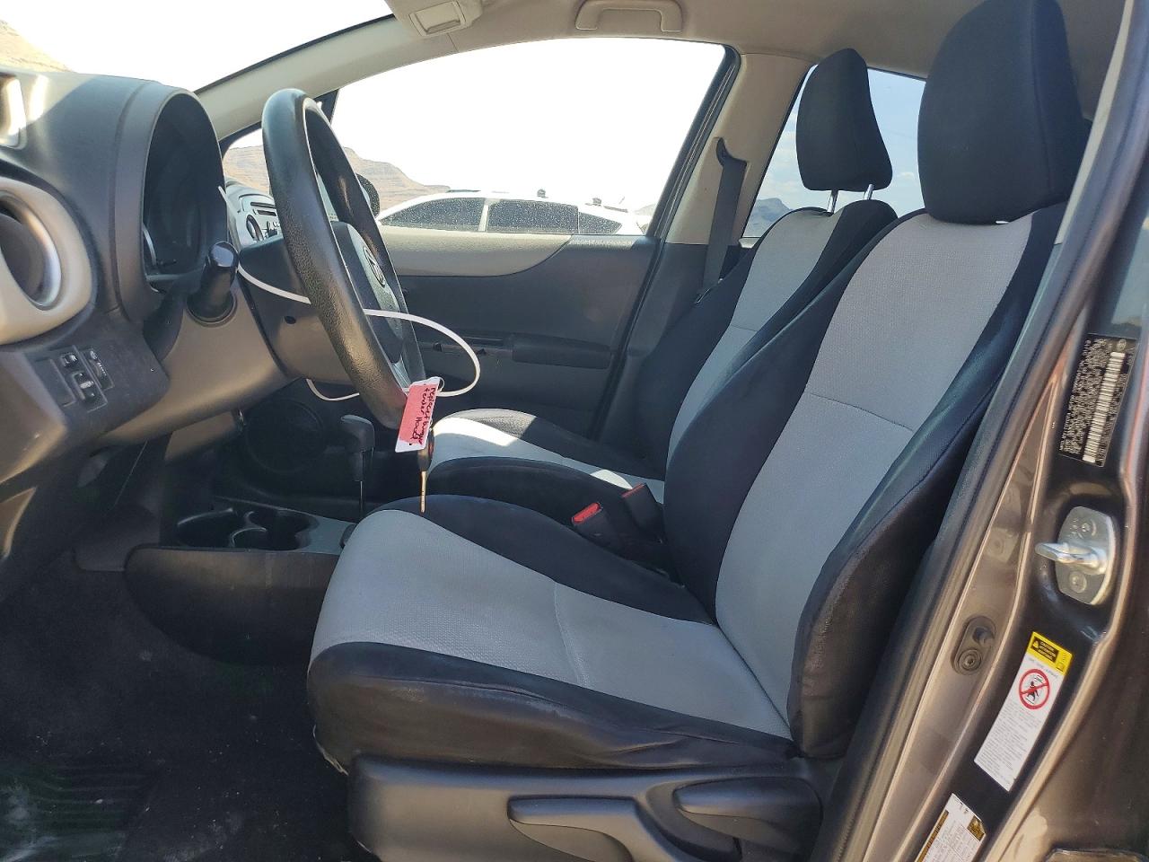 2012 Toyota Yaris 5-door Le Gray vin: JTDKTUD39CD518794
