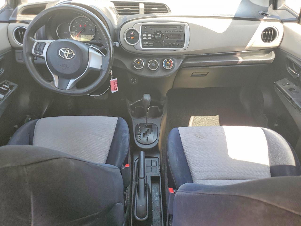 2012 Toyota Yaris 5-door Le Gray vin: JTDKTUD39CD518794