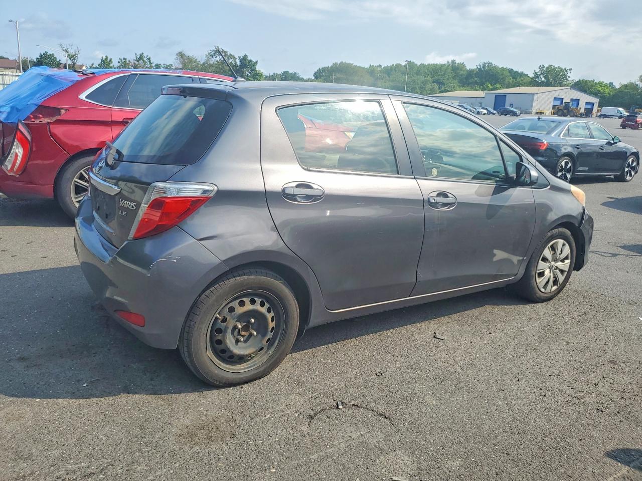 2012 Toyota Yaris 5-door Le Gray vin: JTDKTUD39CD524224