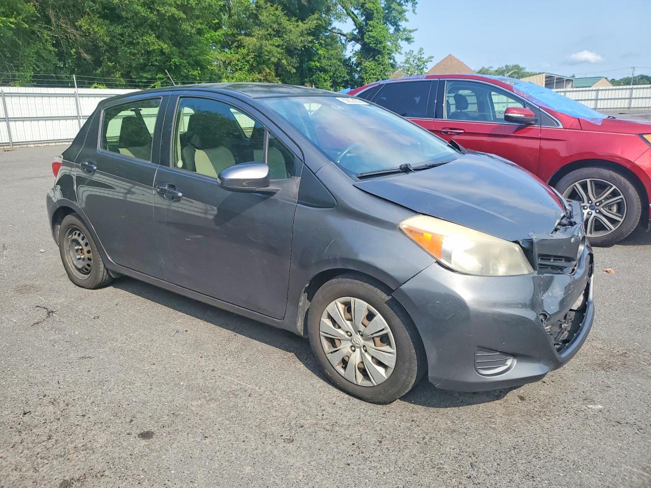 2012 Toyota Yaris 5-door Le Gray vin: JTDKTUD39CD524224