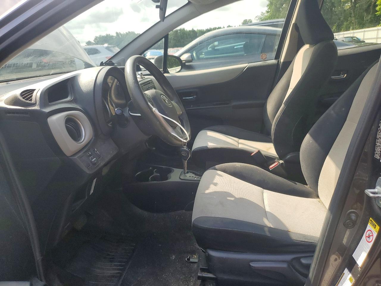 2012 Toyota Yaris 5-door Le Gray vin: JTDKTUD39CD524224