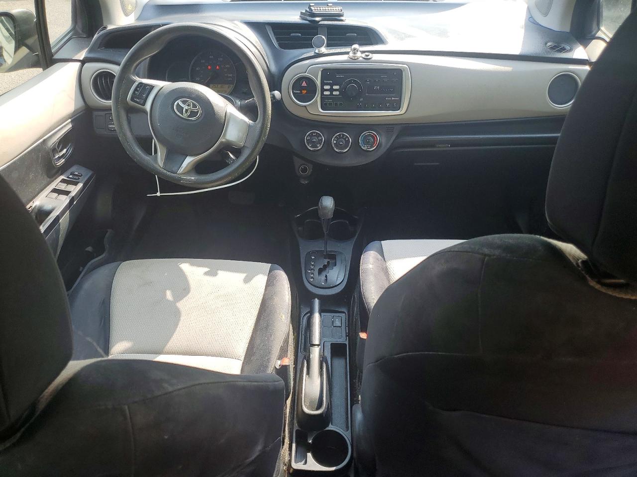 2012 Toyota Yaris 5-door Le Gray vin: JTDKTUD39CD524224
