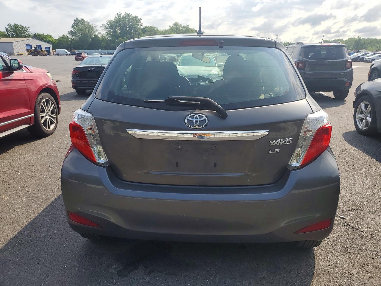 2012 Toyota Yaris 5-door Le Gray vin: JTDKTUD39CD524224