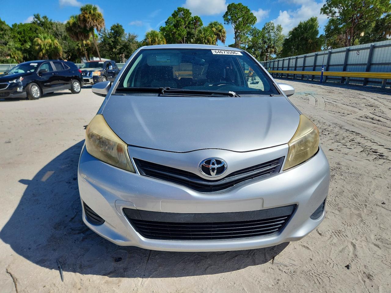 2012 Toyota Yaris 5-door Le Silver vin: JTDKTUD39CD537538