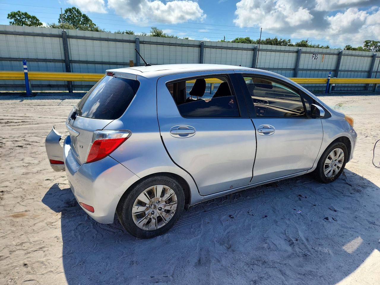 2012 Toyota Yaris 5-door Le Silver vin: JTDKTUD39CD537538