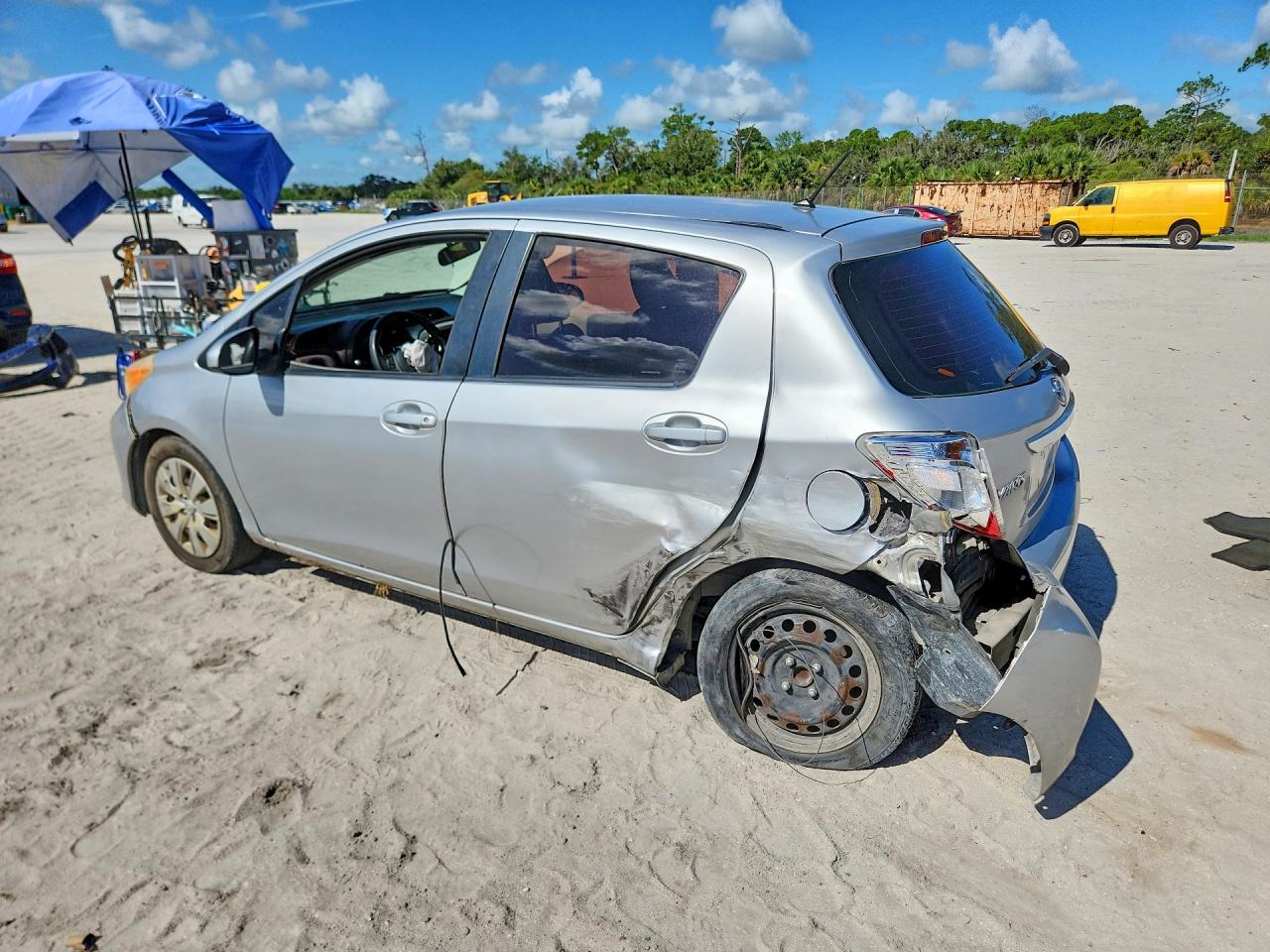 2012 Toyota Yaris 5-door Le Silver vin: JTDKTUD39CD537538