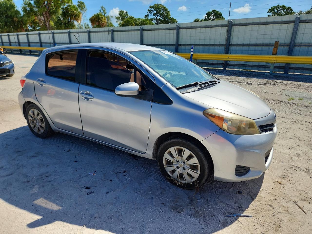 2012 Toyota Yaris 5-door Le Silver vin: JTDKTUD39CD537538