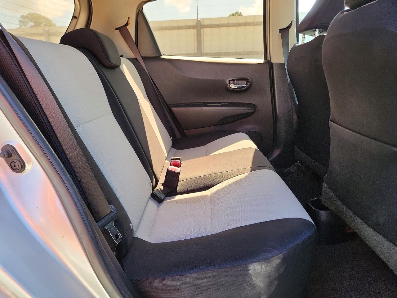 2012 Toyota Yaris 5-door Le Silver vin: JTDKTUD39CD537538