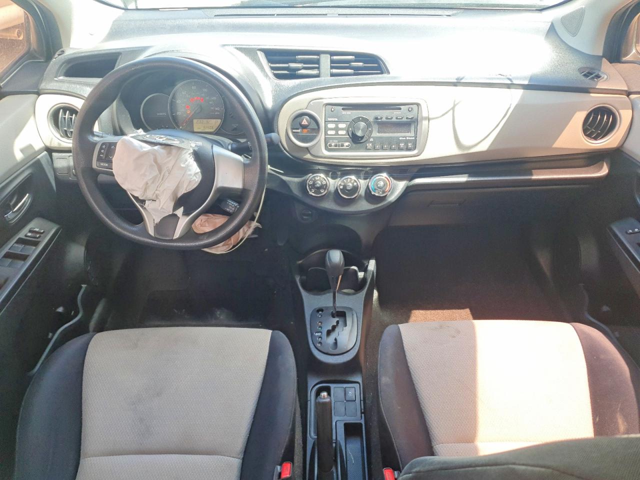 2012 Toyota Yaris 5-door Le Silver vin: JTDKTUD39CD537538