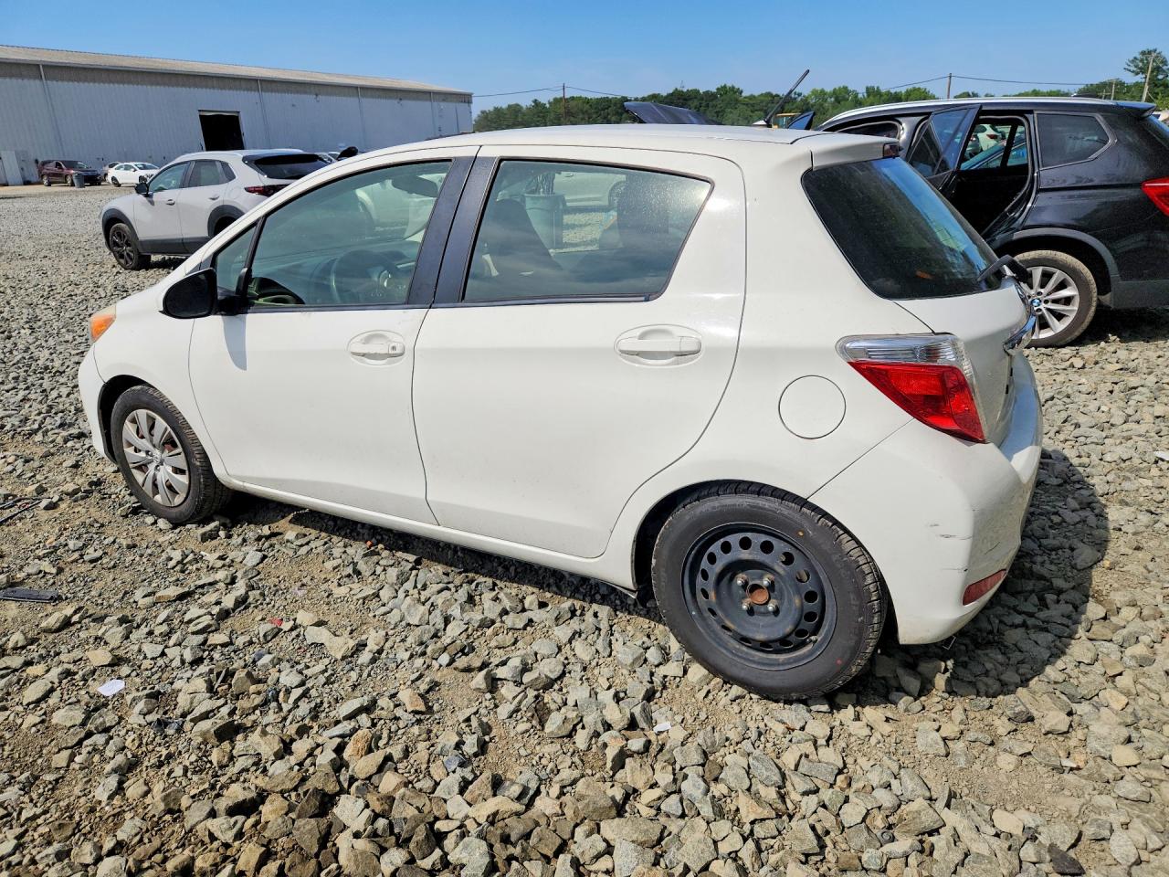 2013 Toyota Yaris 5-door Le White vin: JTDKTUD39DD543793