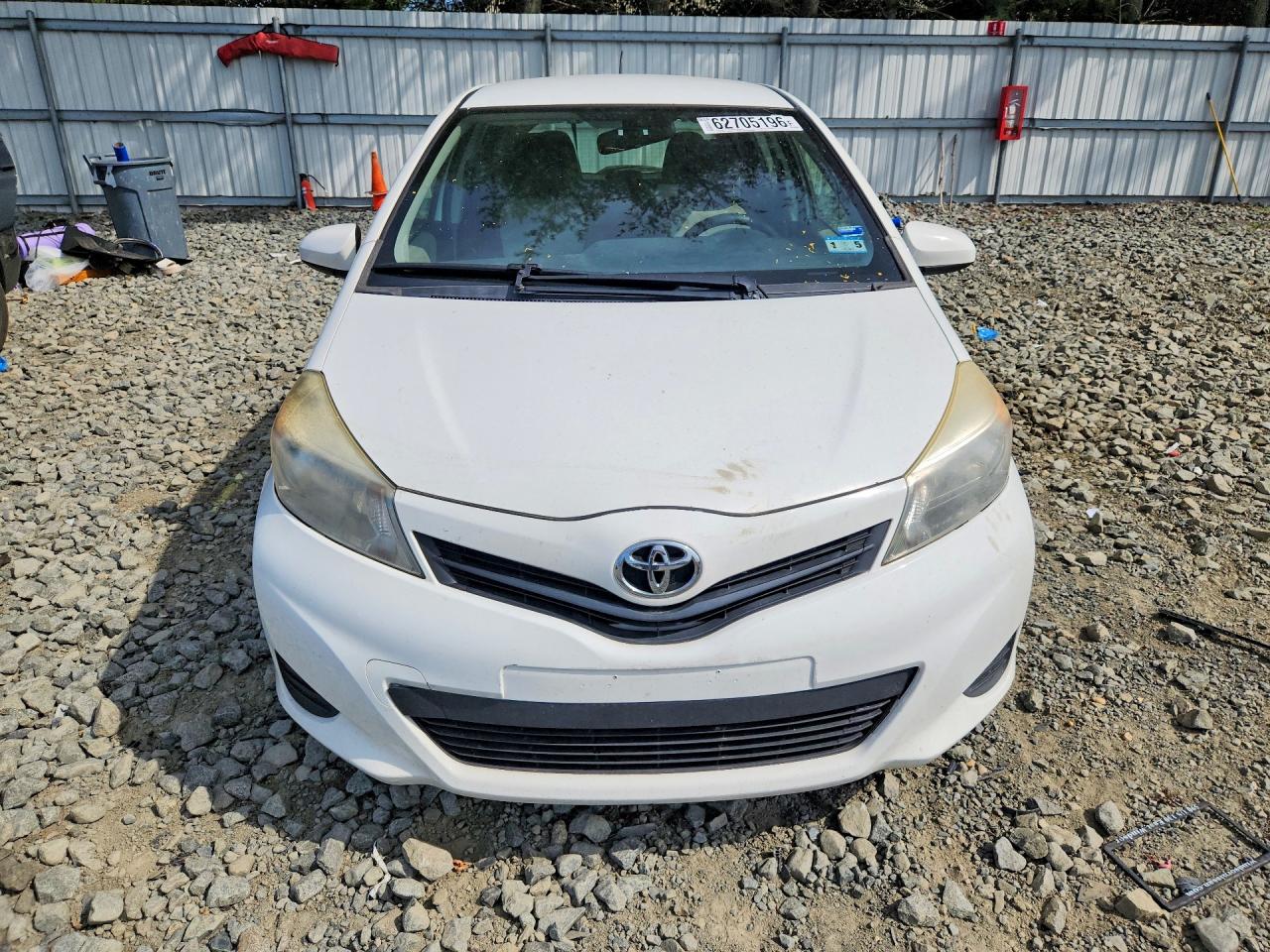 2013 Toyota Yaris 5-door Le White vin: JTDKTUD39DD543793